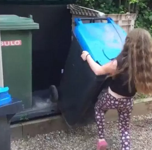 打臉!英國清潔工稱垃圾桶難放 8歲女孩當(dāng)場(chǎng)示范