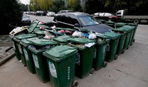 汽車被垃圾桶包圍是被惡搞還是得罪人了?