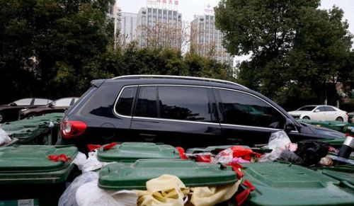 汽車被垃圾桶包圍是被惡搞還是得罪人了?