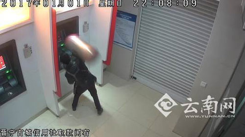 取款不成功，竟用垃圾桶出氣